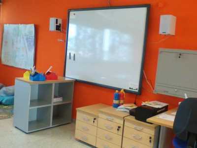 Una panoramica di una classe: per renderle cos� colorate e accoglienti � stato chiesto un aiuto sia economico sia pratico a ciascun genitore